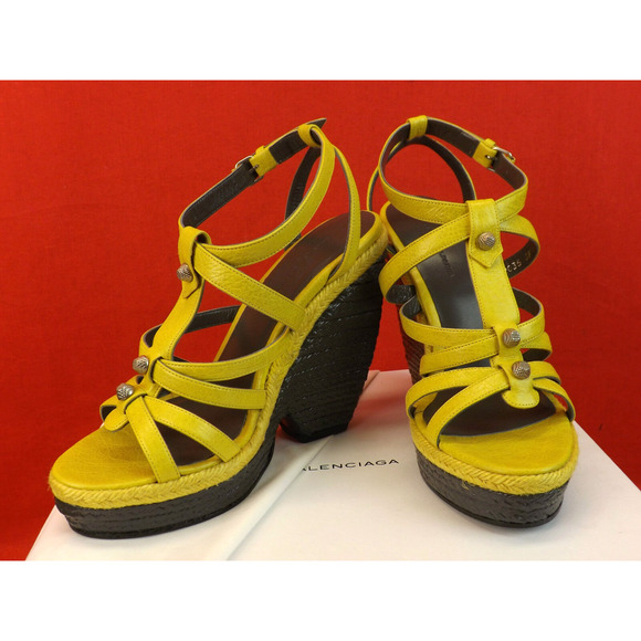 NIB BALENCIAGA ARENA MUSTARD YELLOW LEATHER WEDGE STUDDED SANDALS 40 $745 - Picture 1 of 12